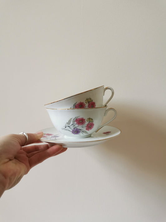 Tasses fleuries en porcelaine