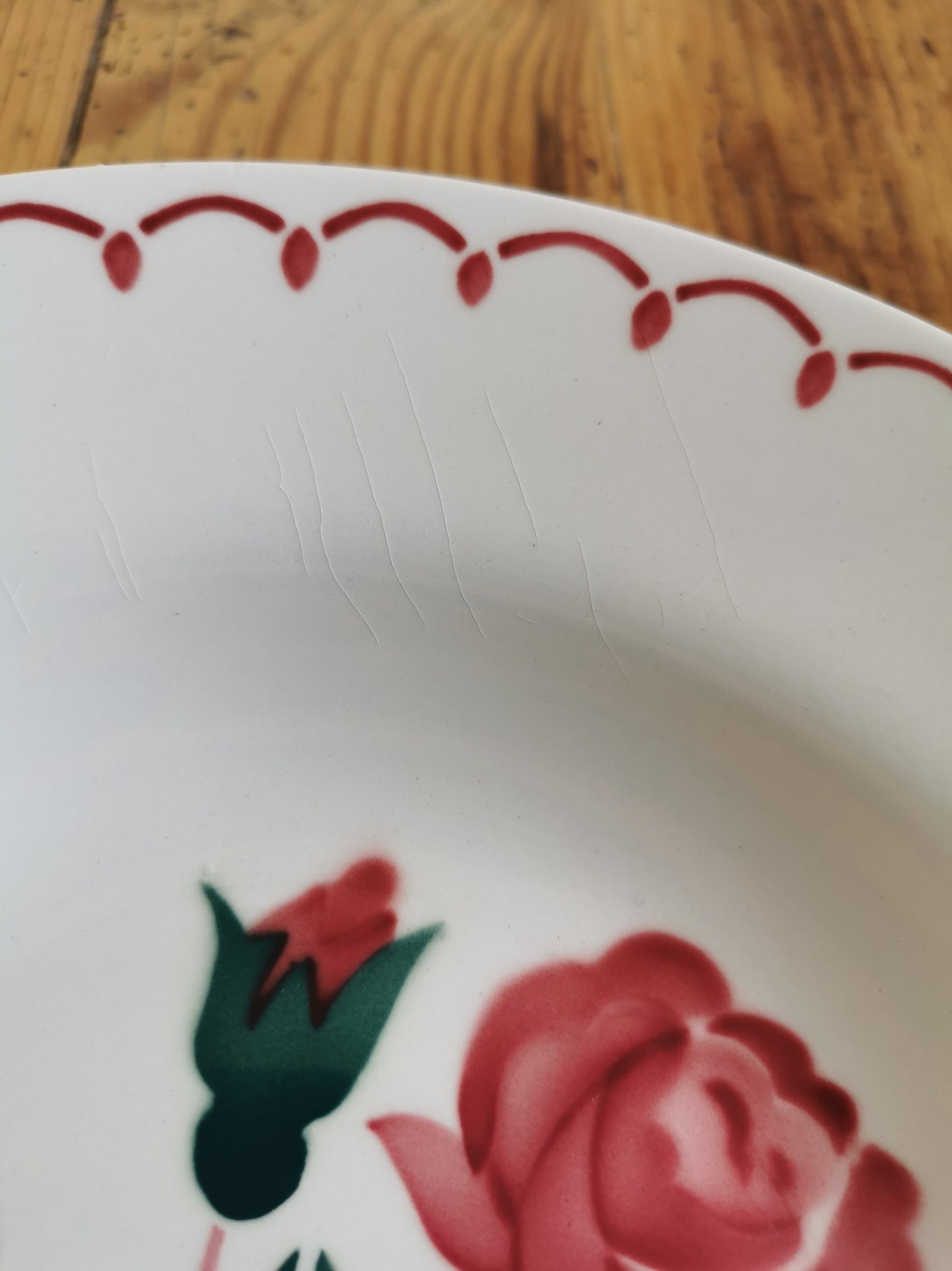 Assiettes creuses Badonviller, rose rouge