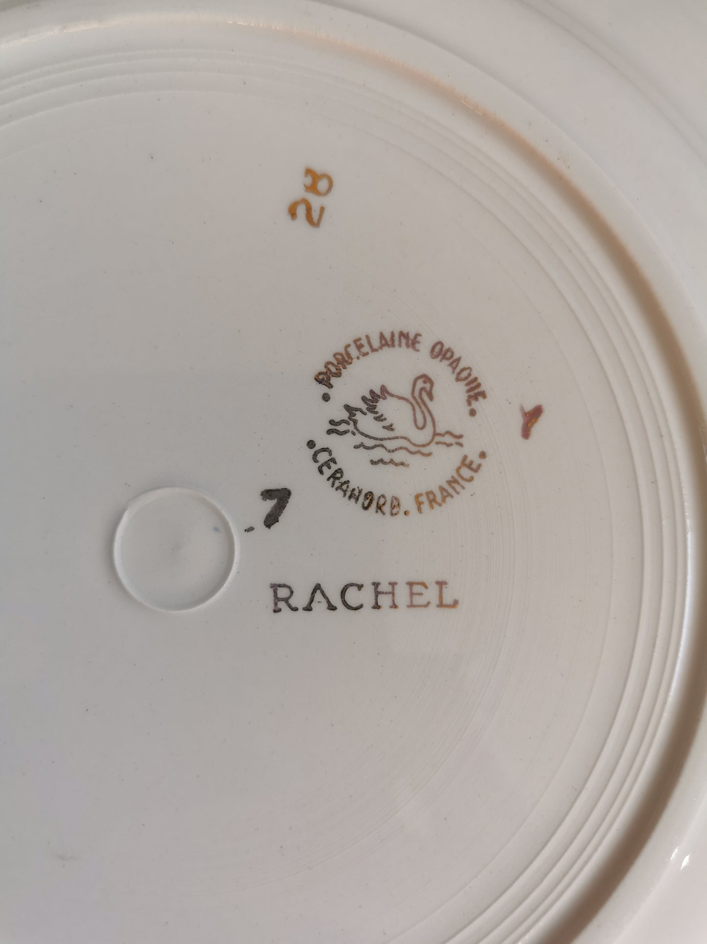 Assiettes plates dépareillées "Shabby Chic"