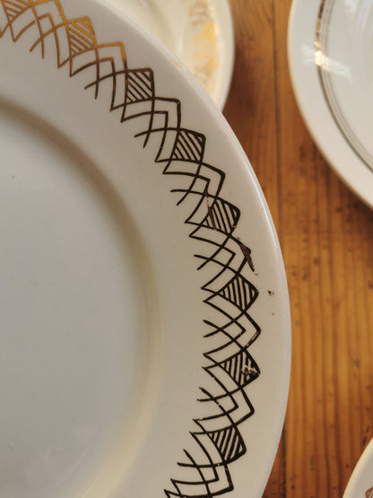 Assiettes plates vintage dépareillées, blanc et doré I