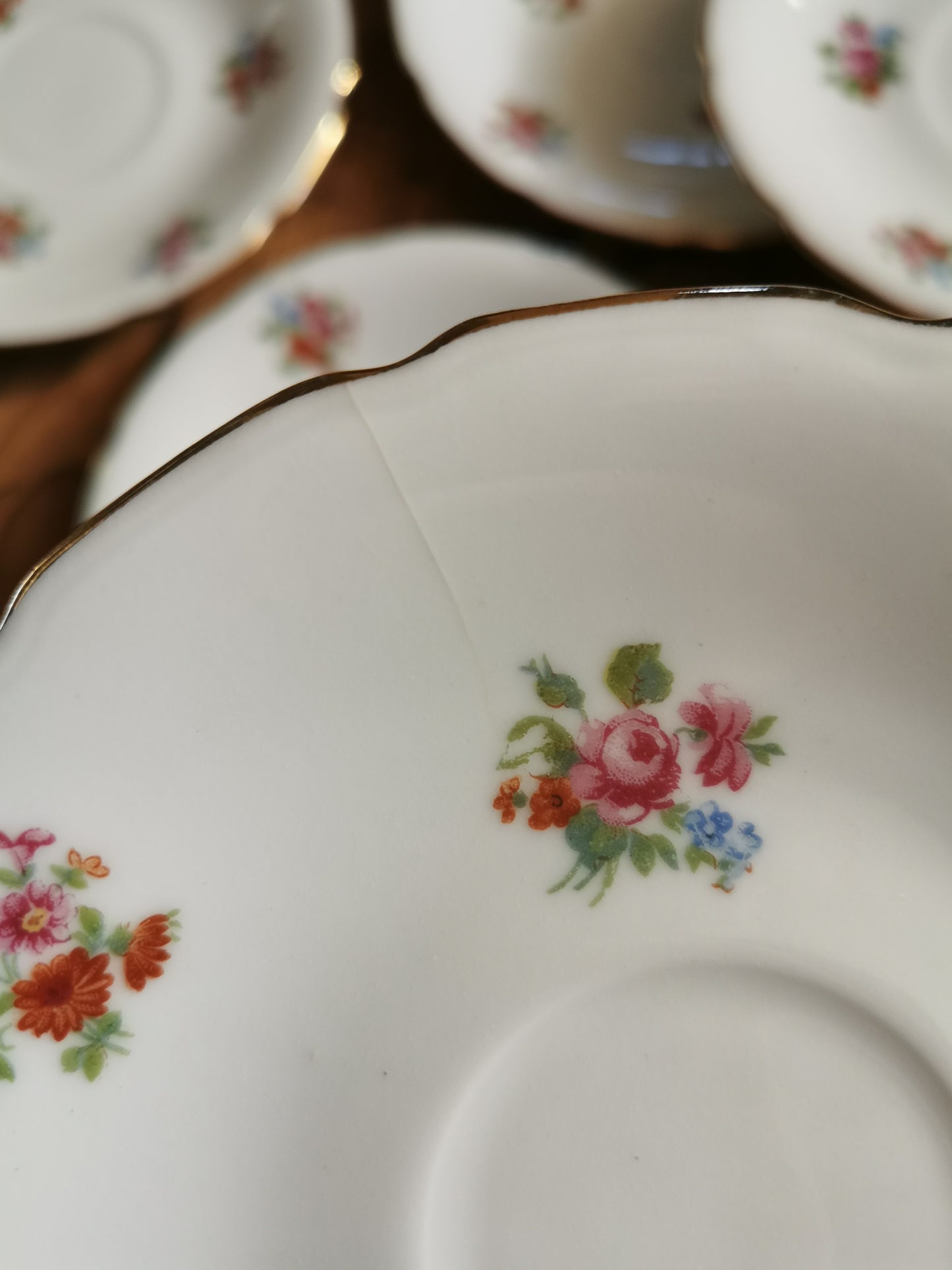 Sous-tasses fleuries en porcelaine