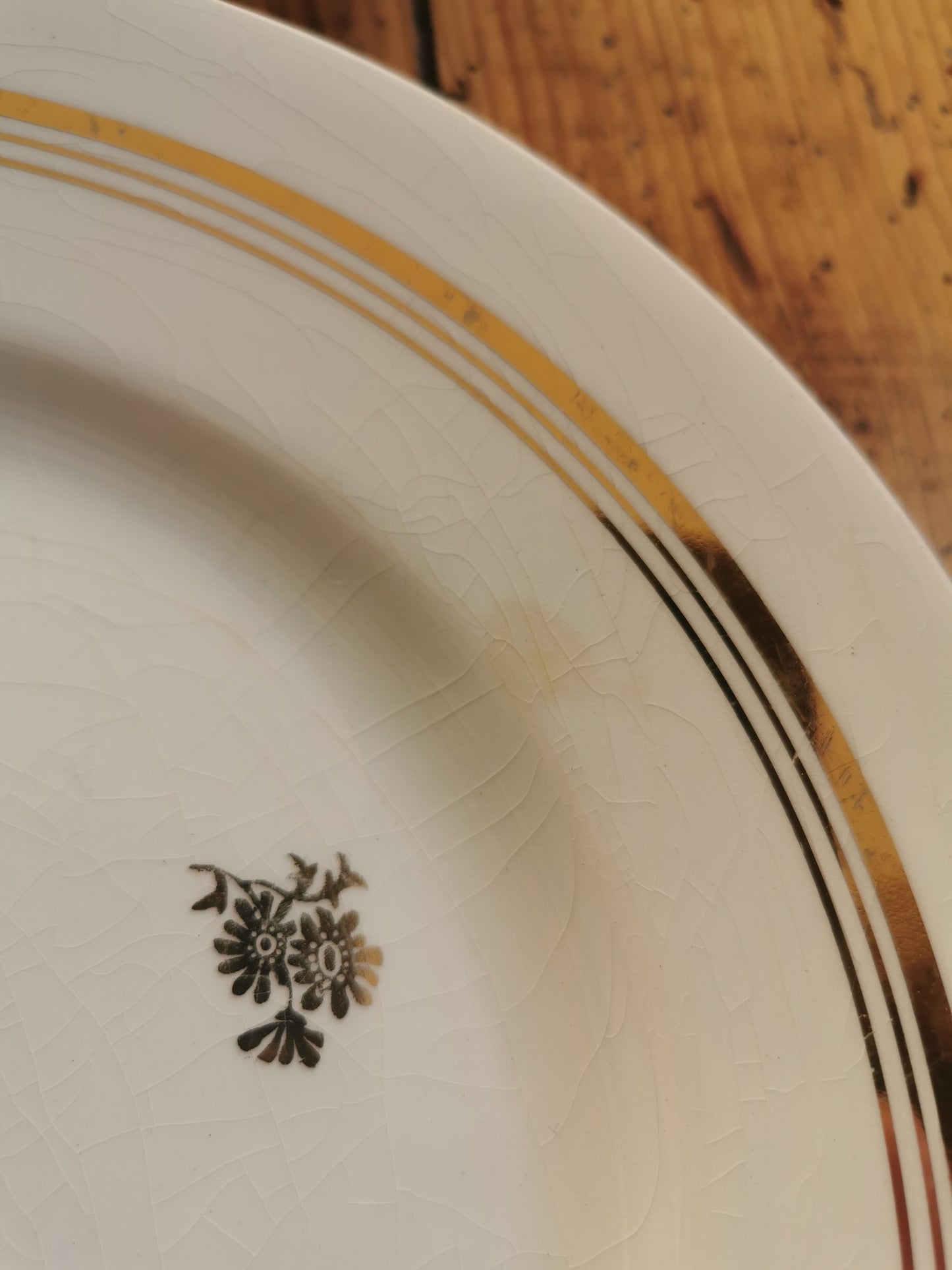 Assiettes plates vintage dépareillées, blanc et doré II