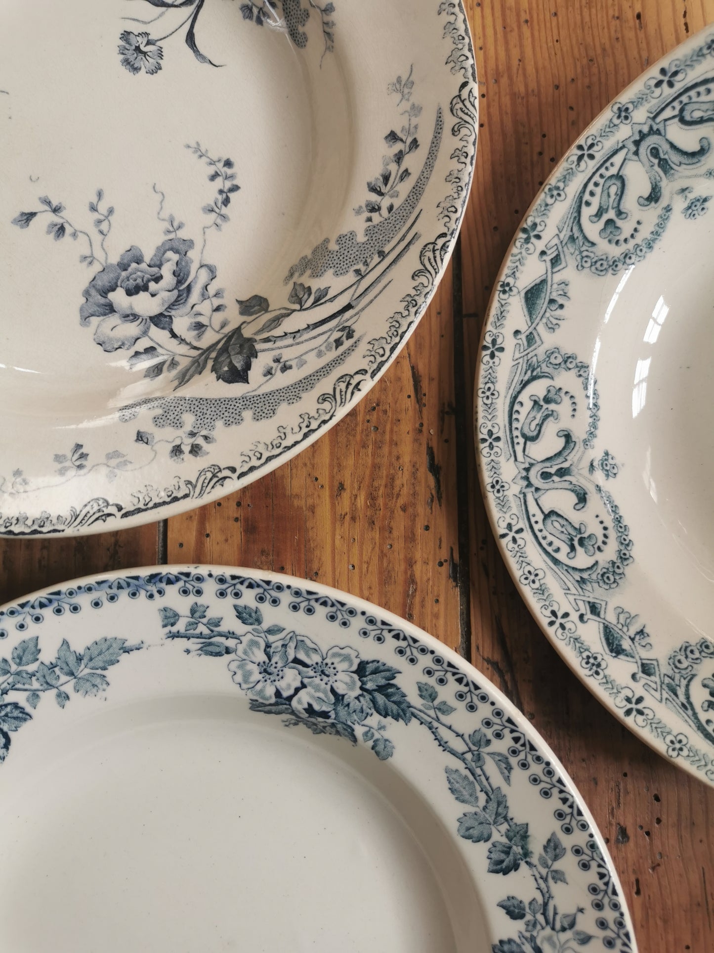 Assiettes creuses dépareillées, terre de fer