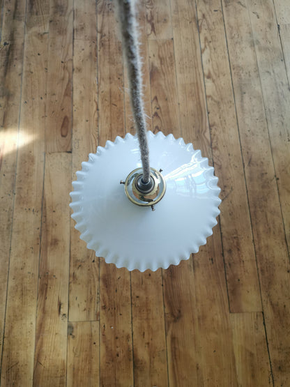 Suspension en opaline dentelée