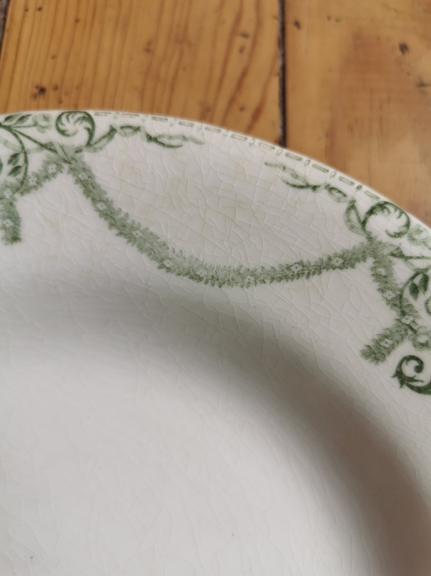 Assiettes creuses dépareillées terre de fer, nuances de verts