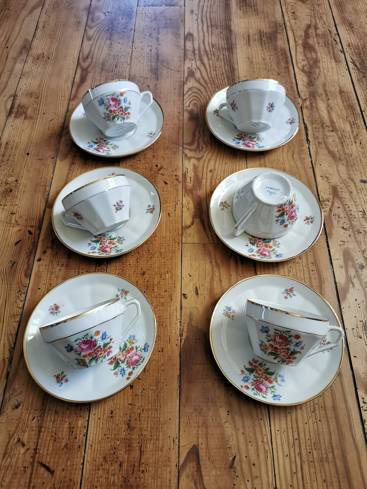 Tasses fleuries en porcelaine