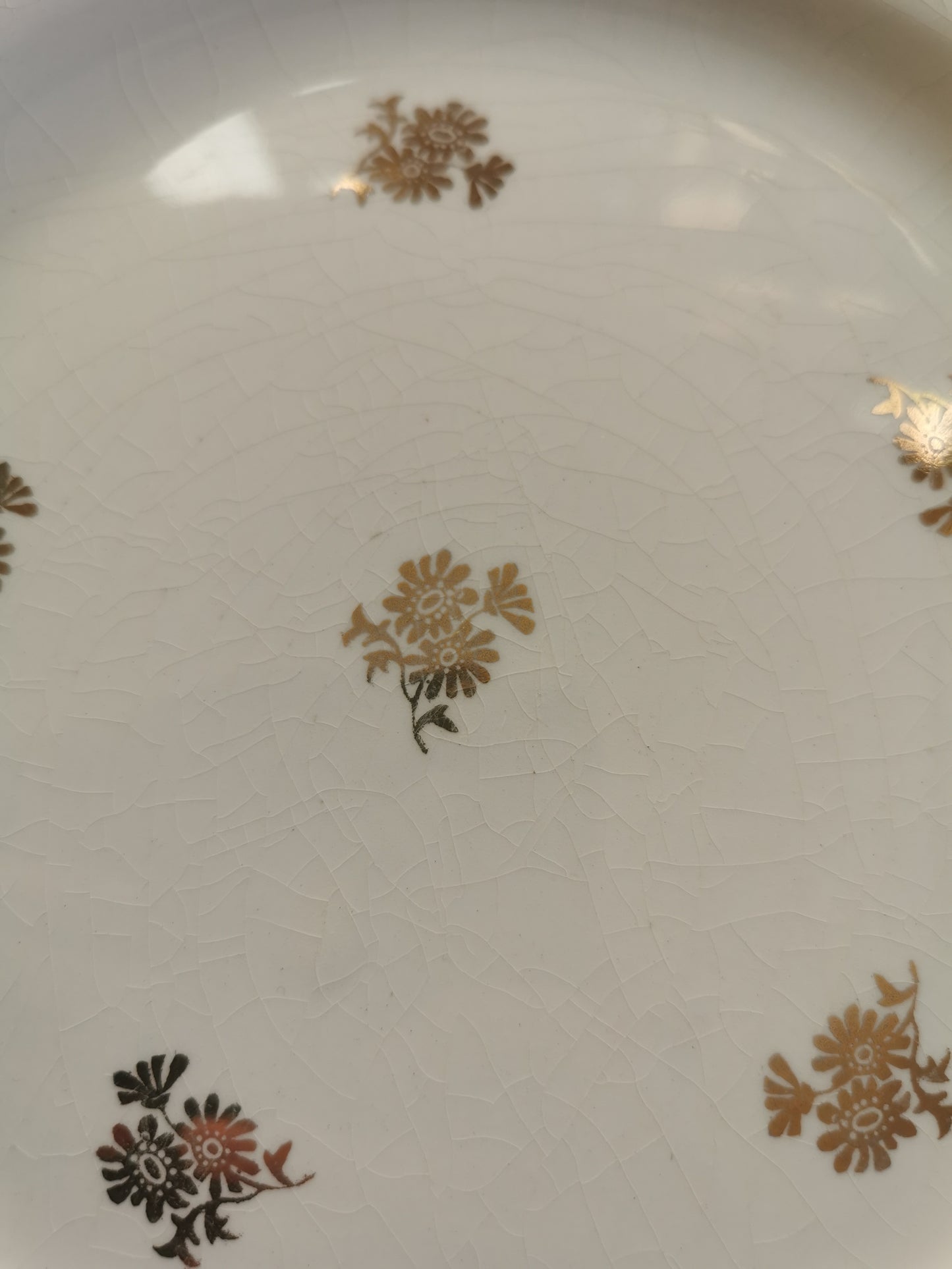 Assiettes plates vintage dépareillées, blanc et doré II