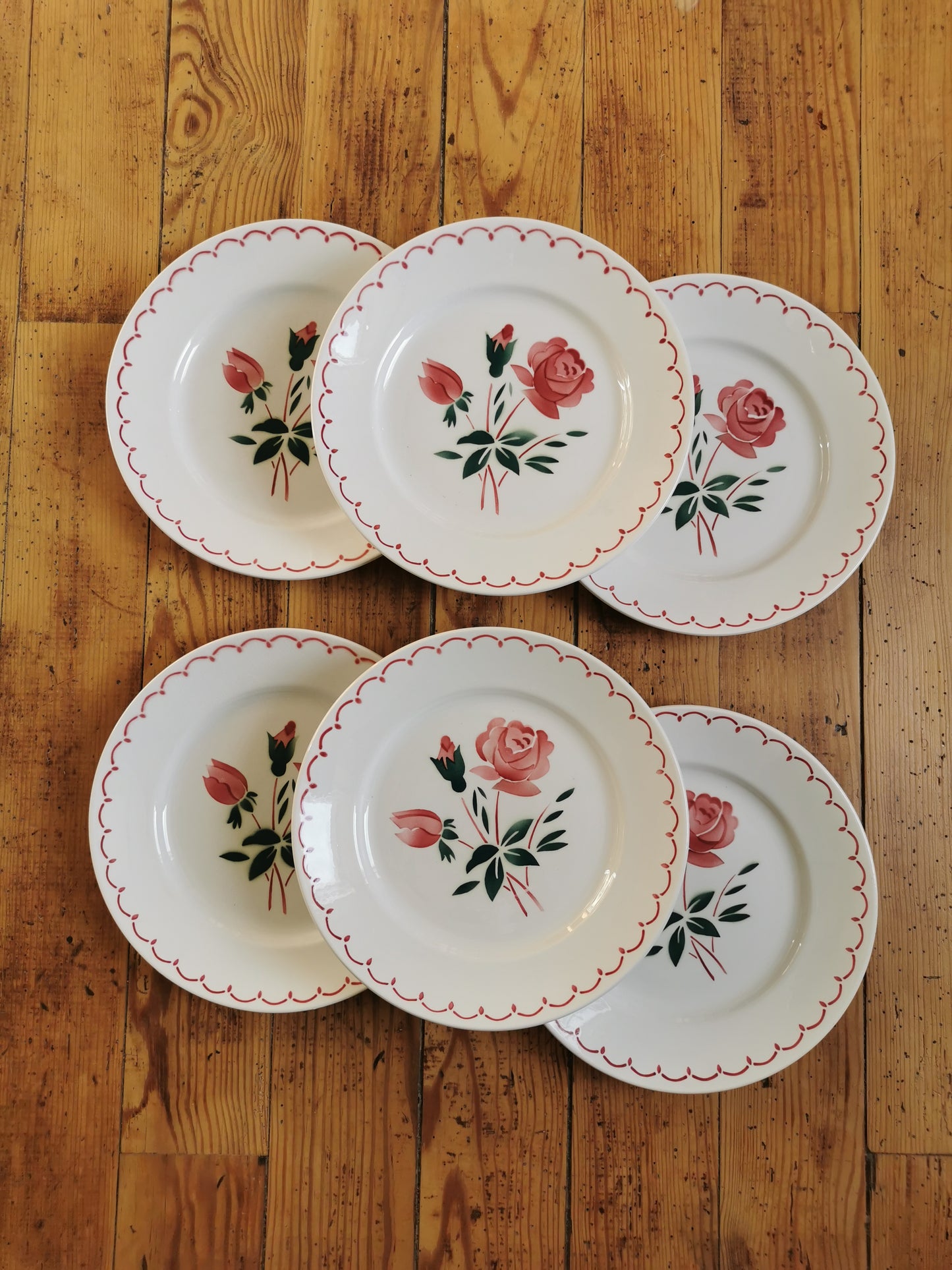 Assiettes plates Badonviller, rose rouge