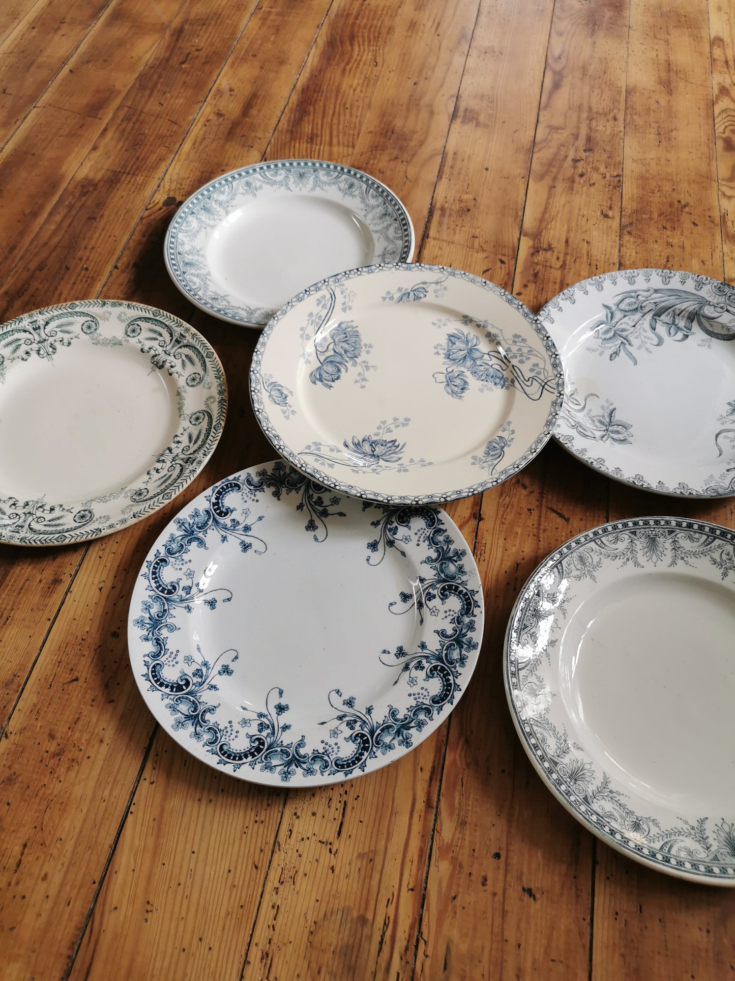 Assiettes plates 100% dépareillées, terre de fer