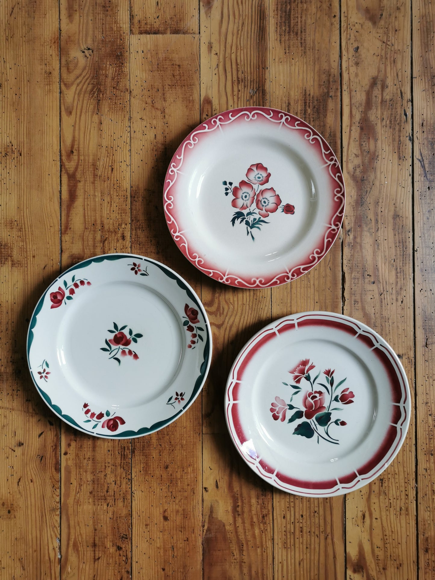 Assiettes plates rétro dépareillées, vert et rouge