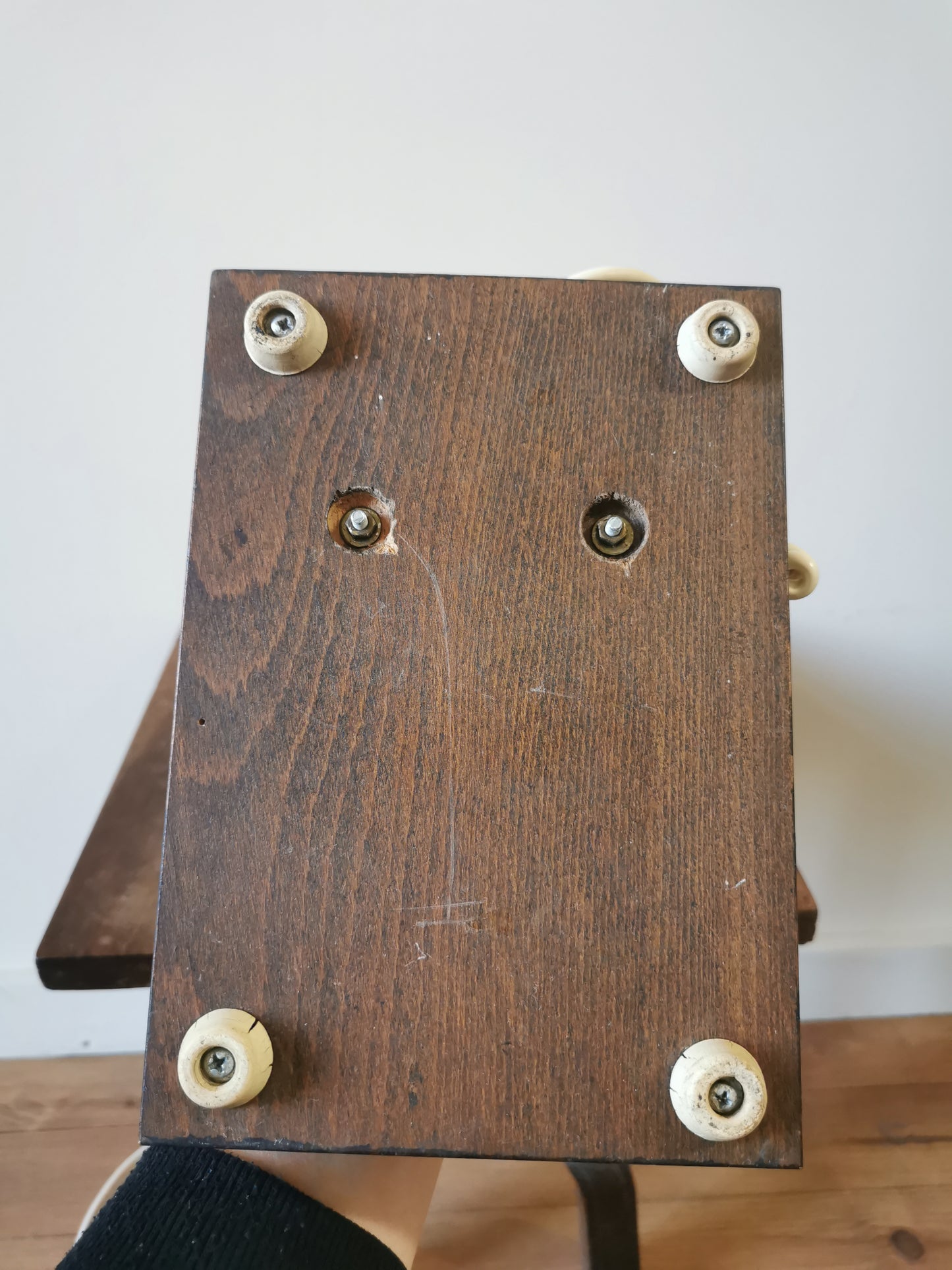 Lampe téléphone vintage en bois