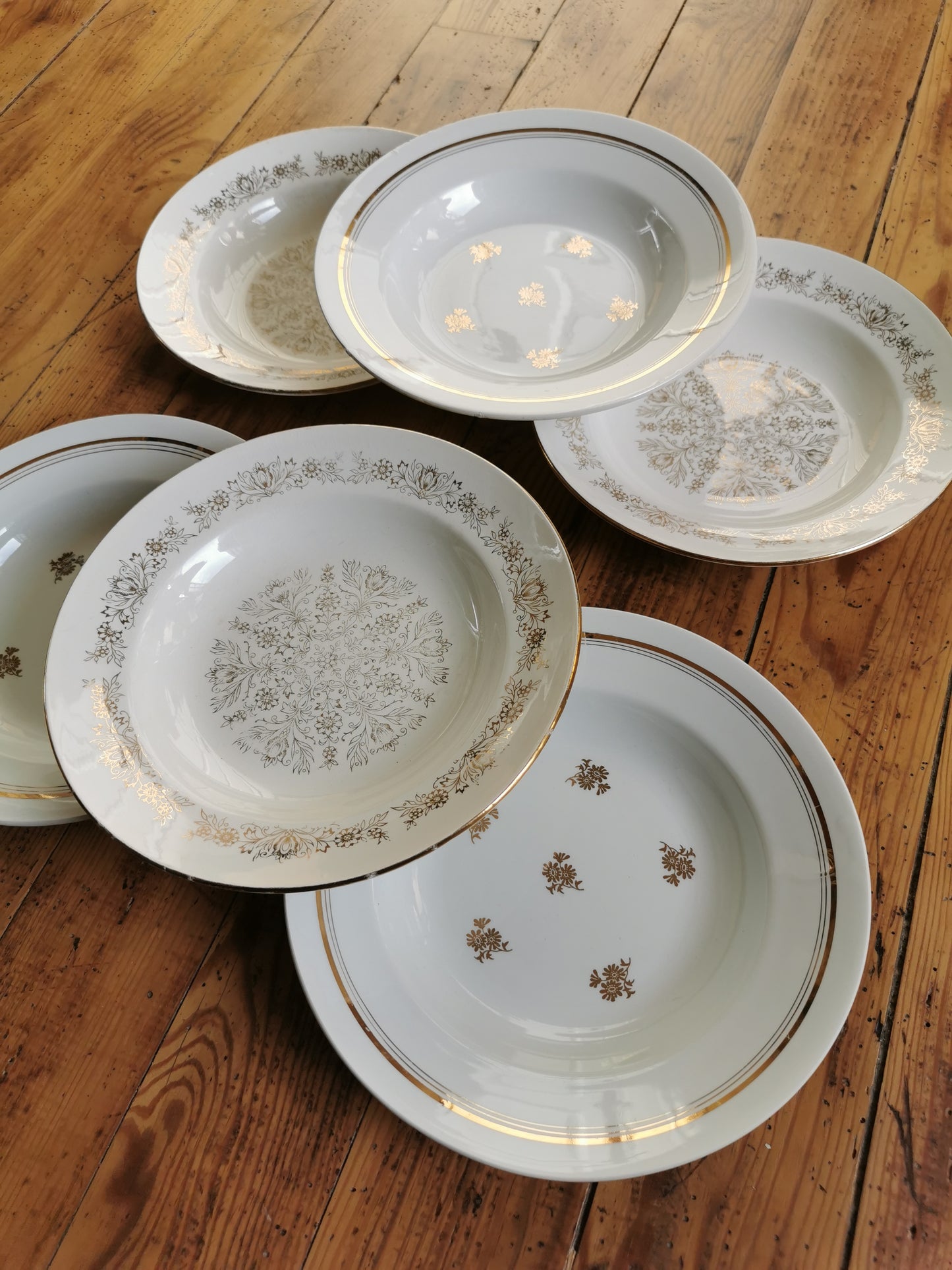 Assiettes creuses vintage dépareillées, blanc et doré II