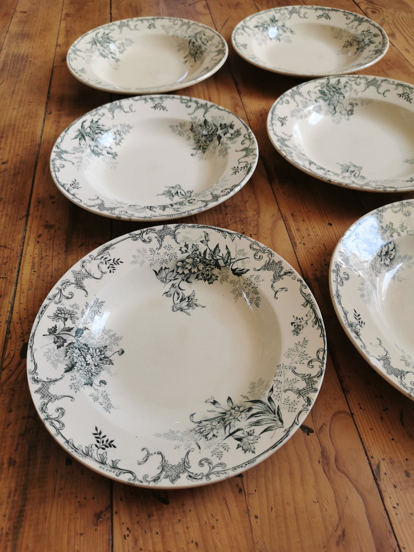 Assiettes creuses en terre de fer, H.C