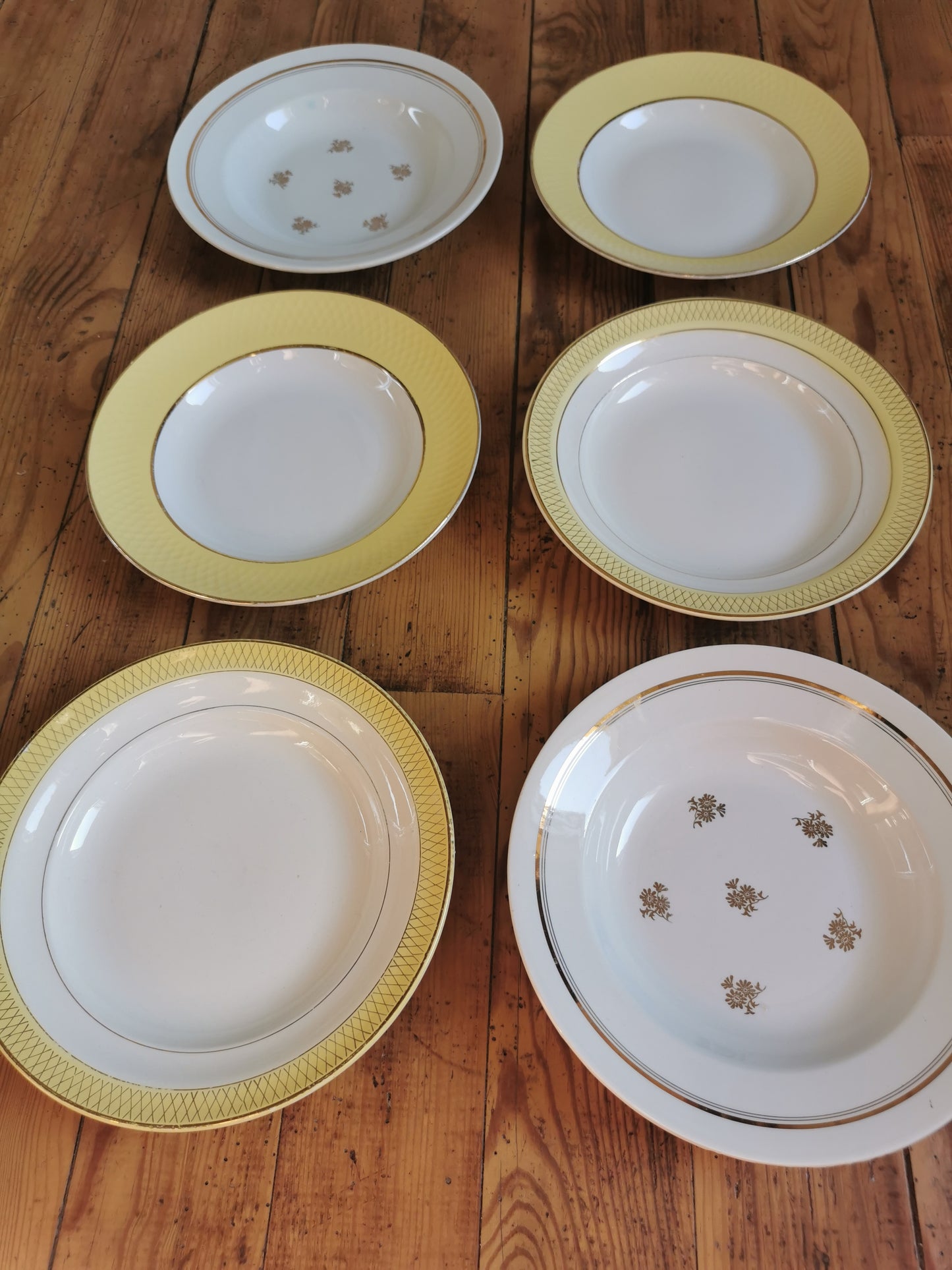 Assiettes creuses dépareillées jaunes et dorées