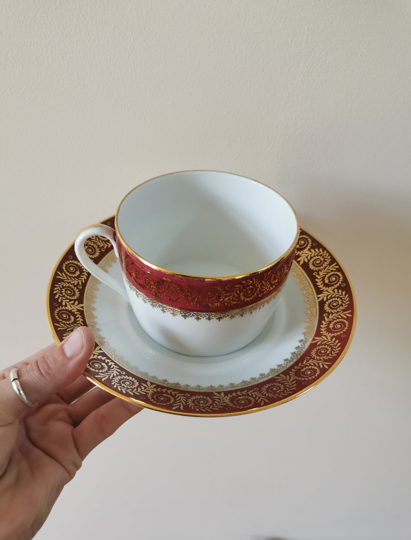 Grandes tasses porcelaine de Limoges, rouges et dorées