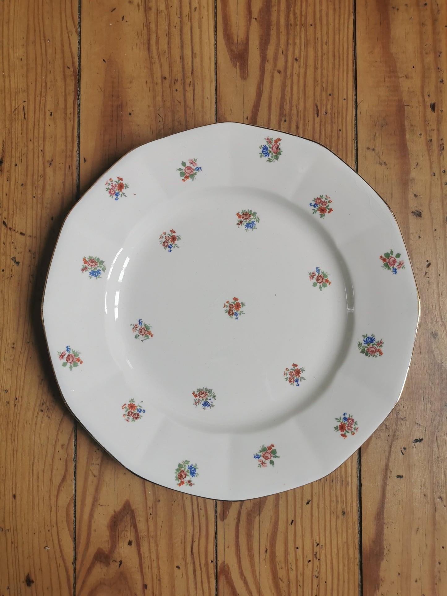 Assiettes plates Digoin fleuries