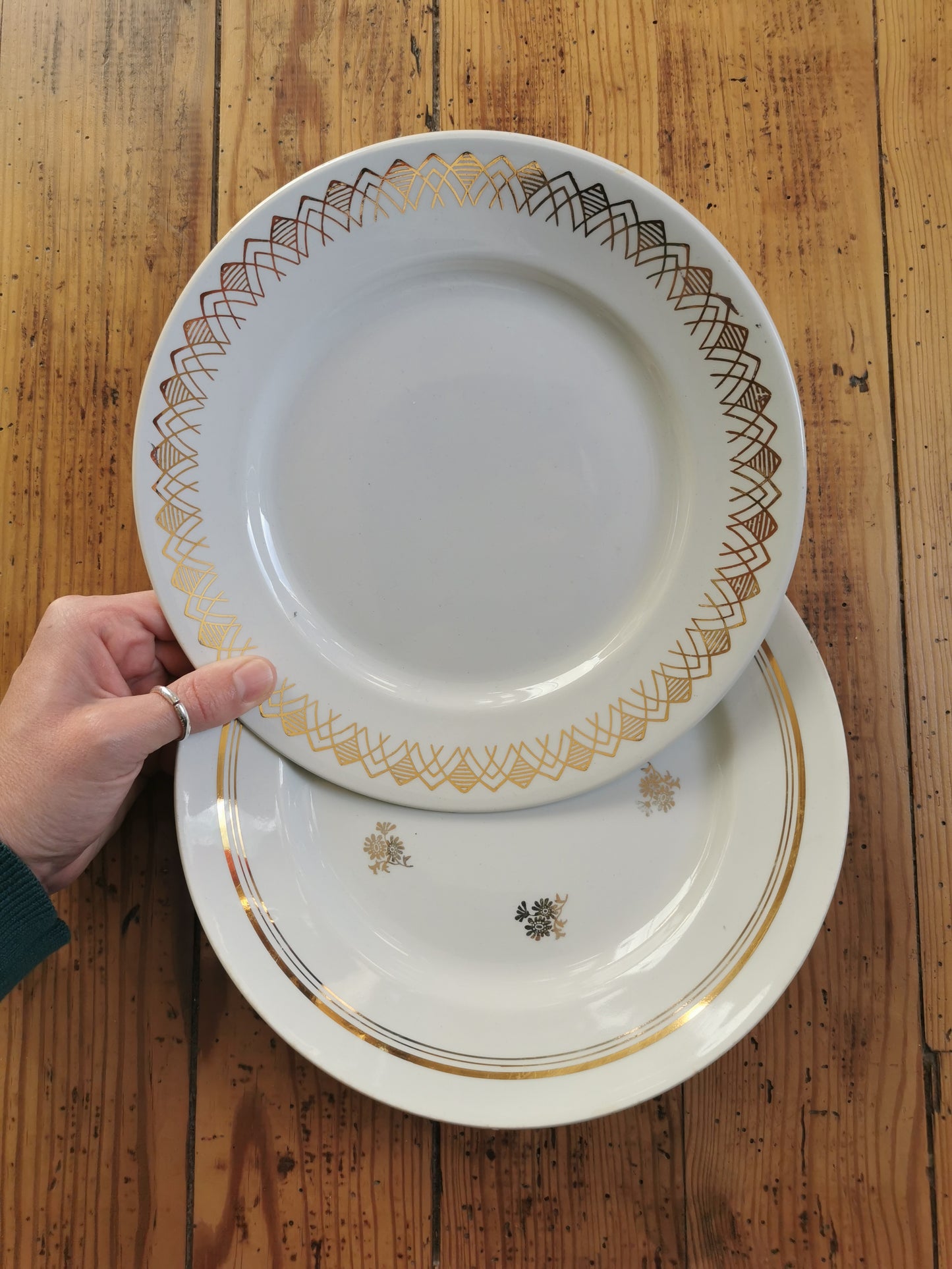 Assiettes plates vintage dépareillées, blanc et doré I