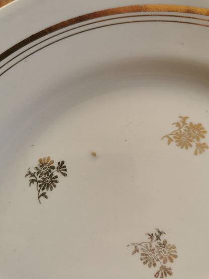 Assiettes plates vintage dépareillées, blanc et doré II