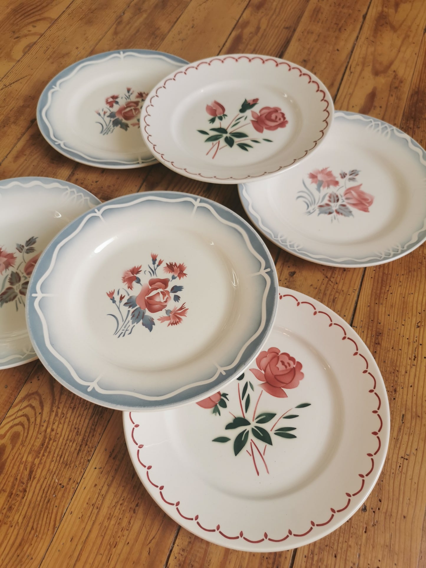 Assiettes plates rétro dépareillées