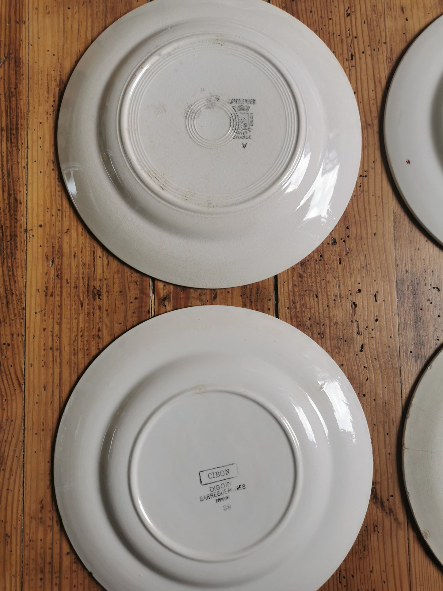 Assiettes plates Digoin, Cibon patinées