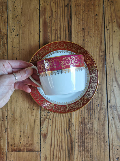 Grandes tasses porcelaine de Limoges, rouges et dorées