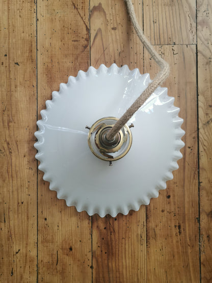 Suspension en opaline dentelée