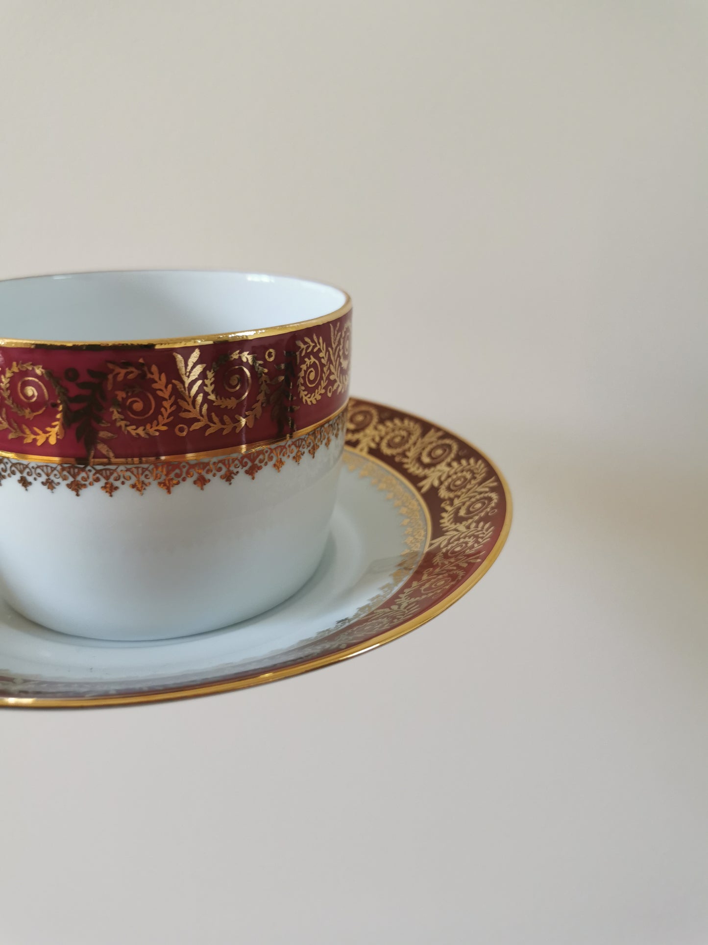 Grandes tasses porcelaine de Limoges, rouges et dorées