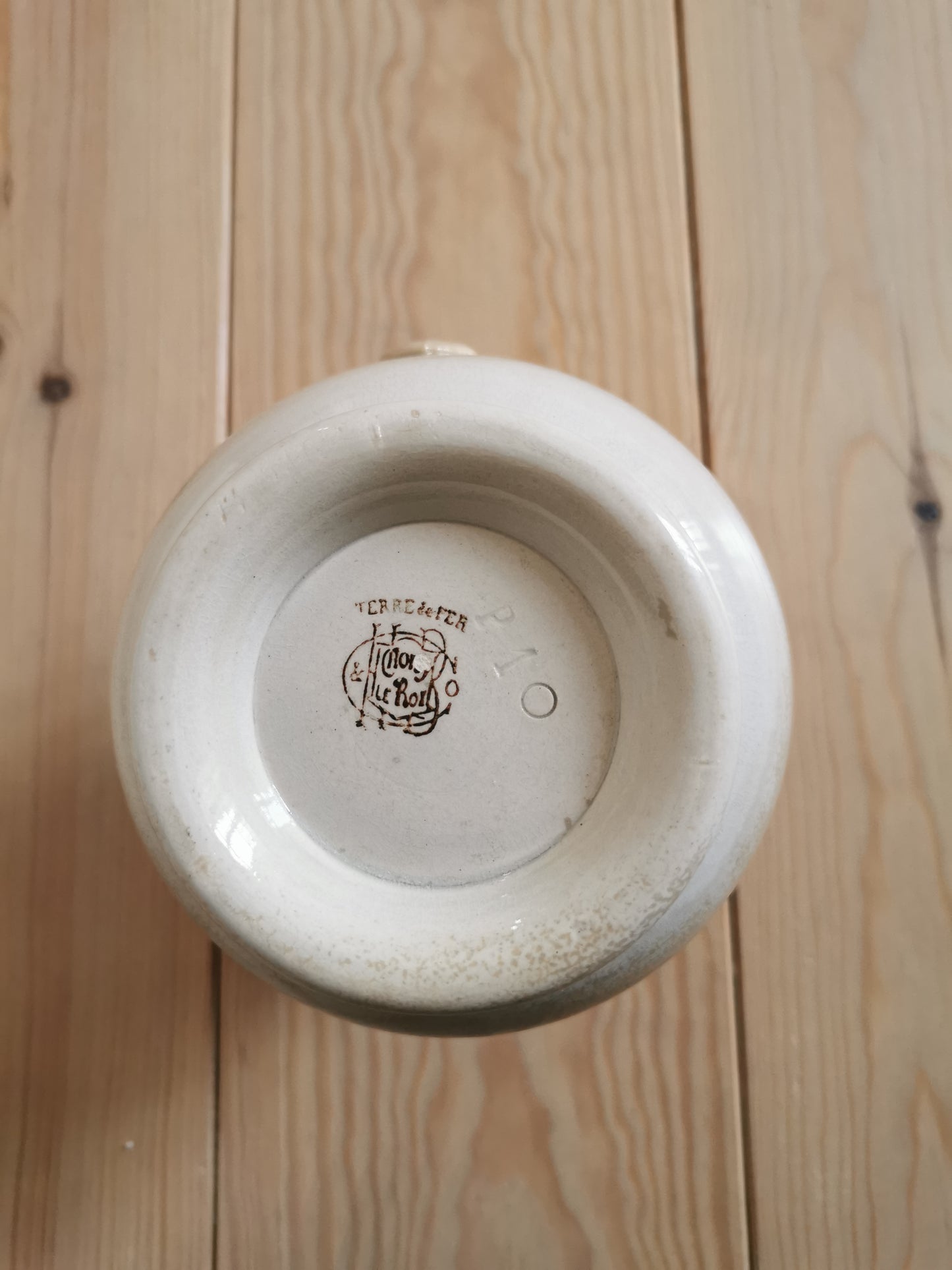 Broc ancien en terre de fer, Choisy-le-Roi