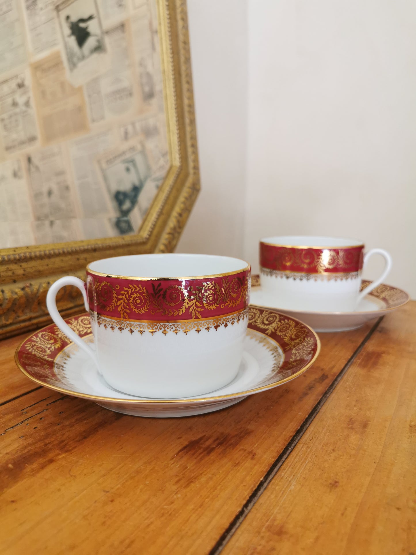 Grandes tasses porcelaine de Limoges, rouges et dorées