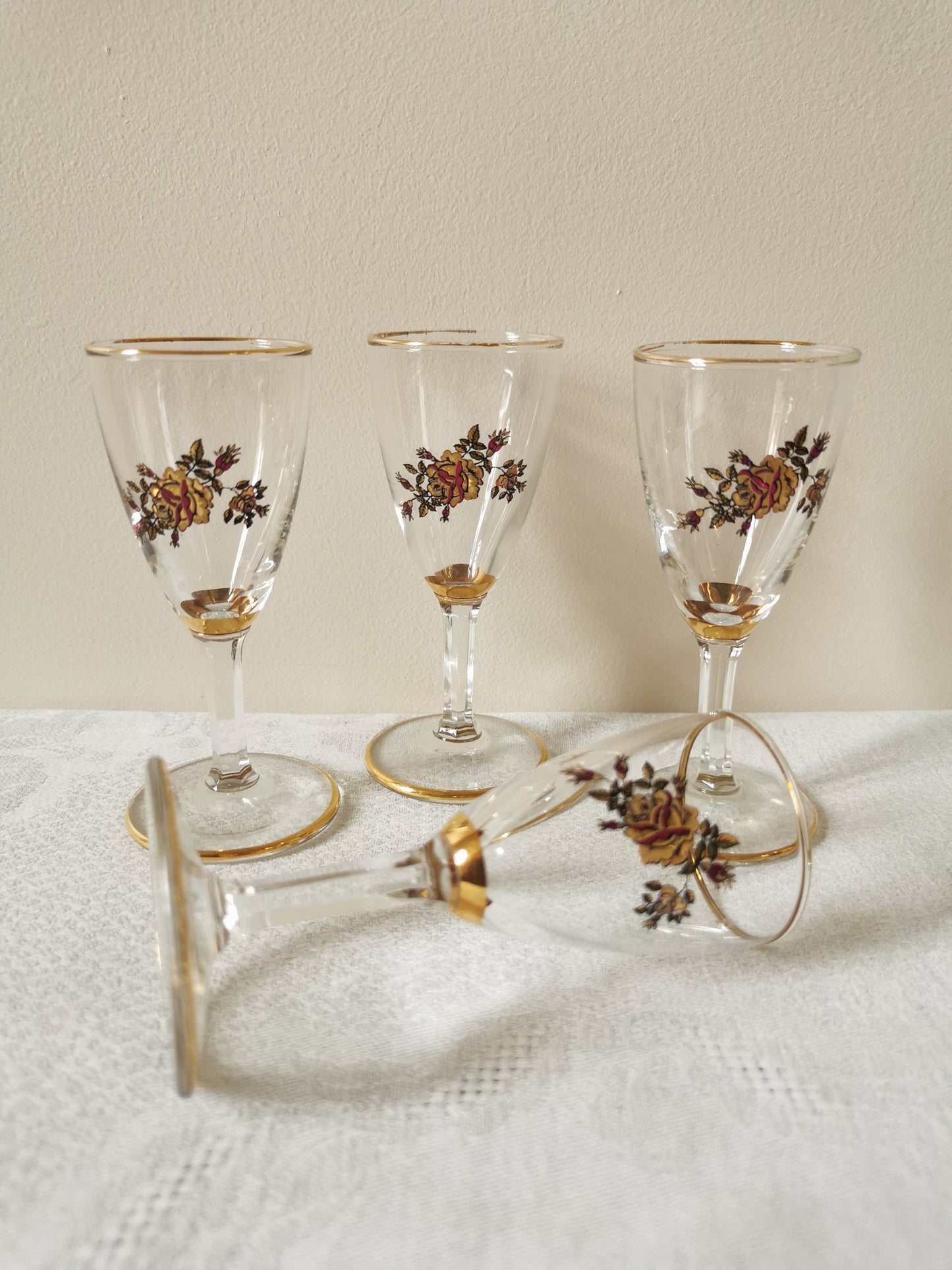 Verres à digestif fleuris et dorés