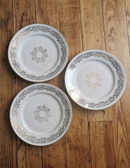 Assiettes plates dépareillées blanc & or