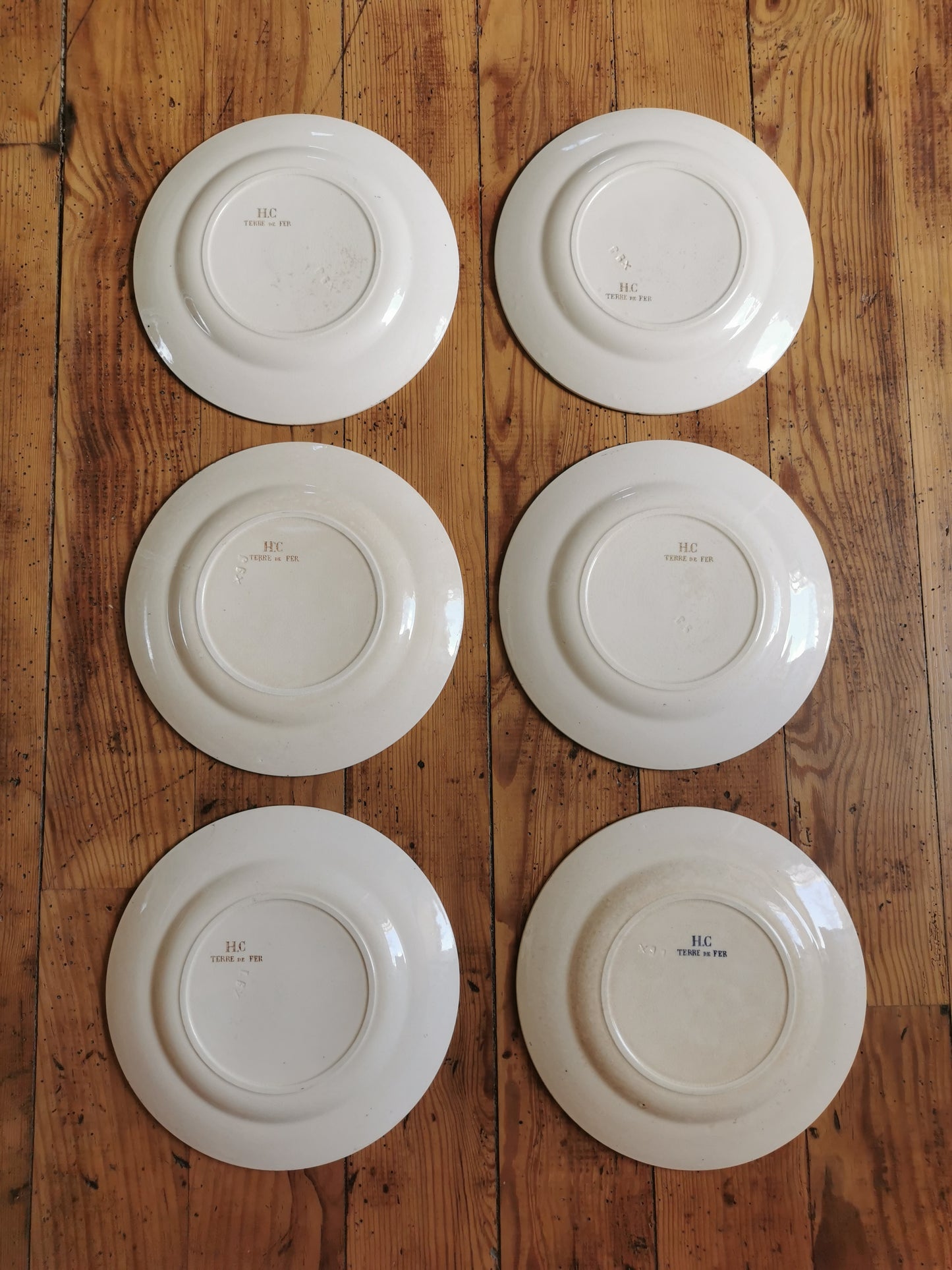 Assiettes à dessert en terre de fer, H.C