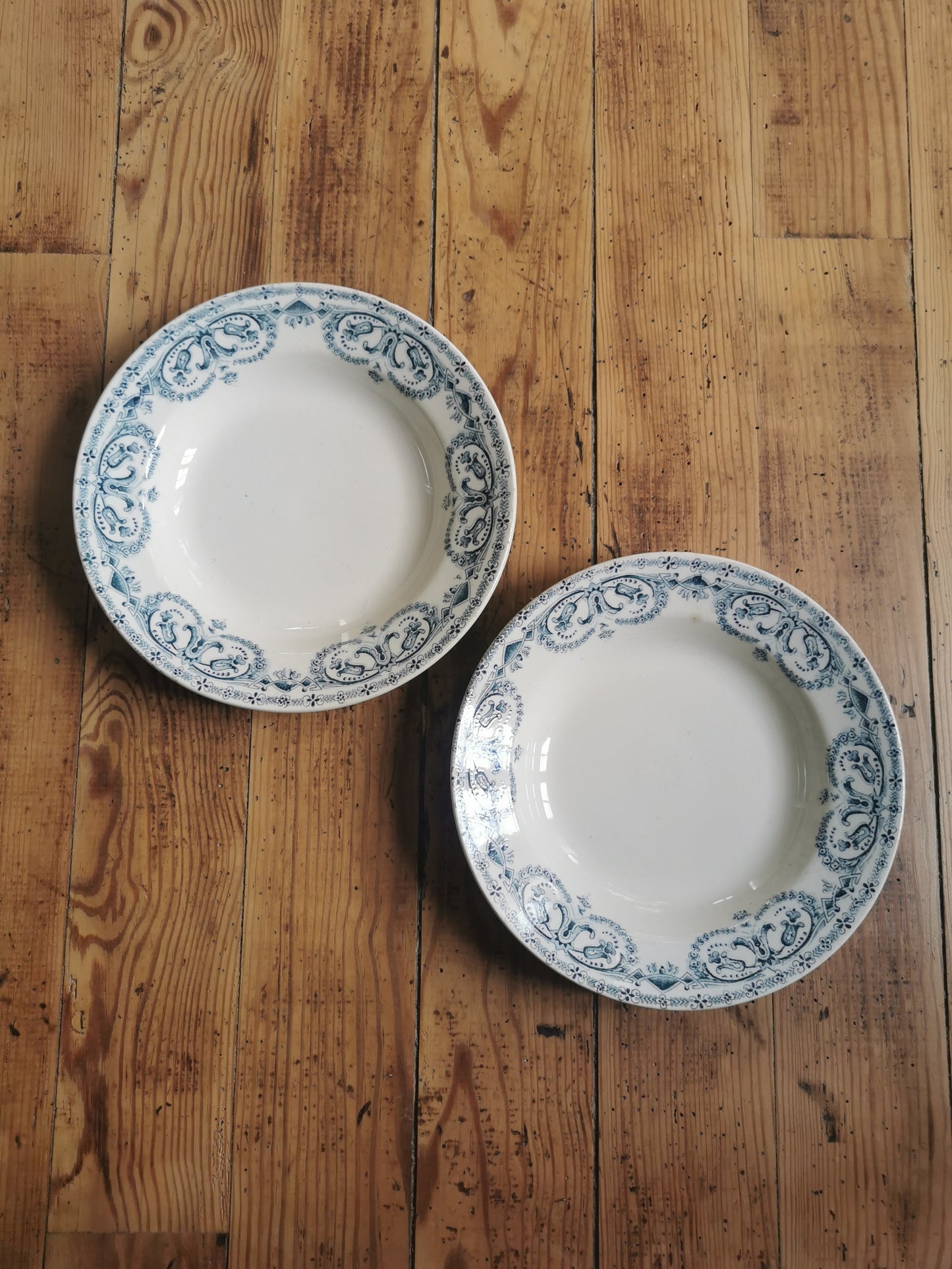 Assiettes creuses dépareillées, terre de fer