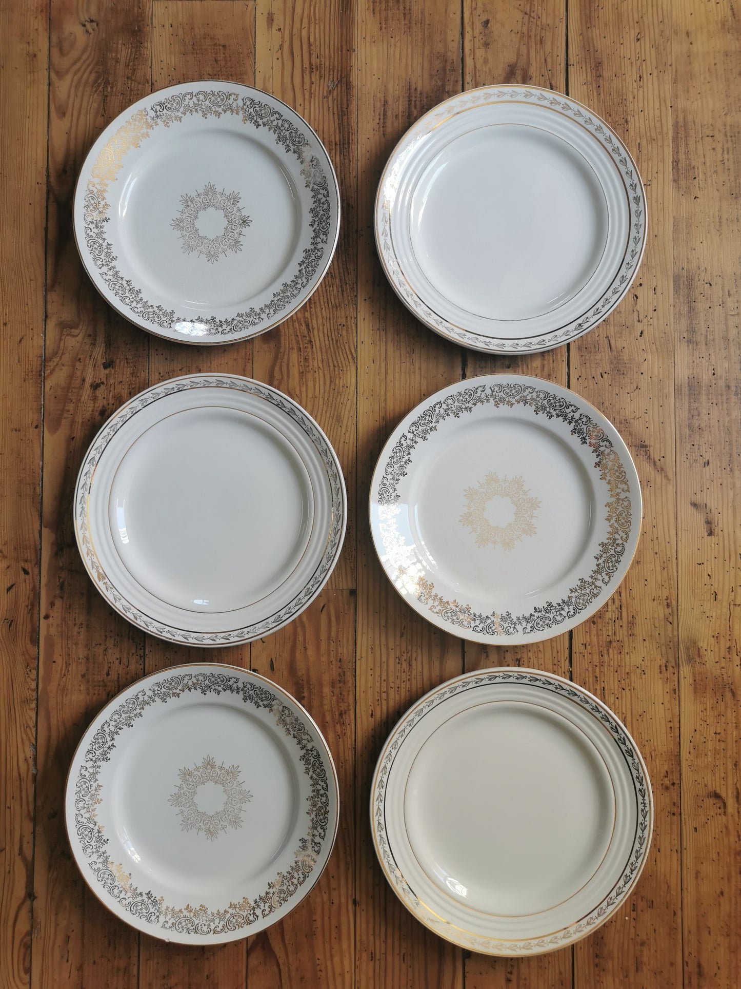 Assiettes plates dépareillées blanc & or