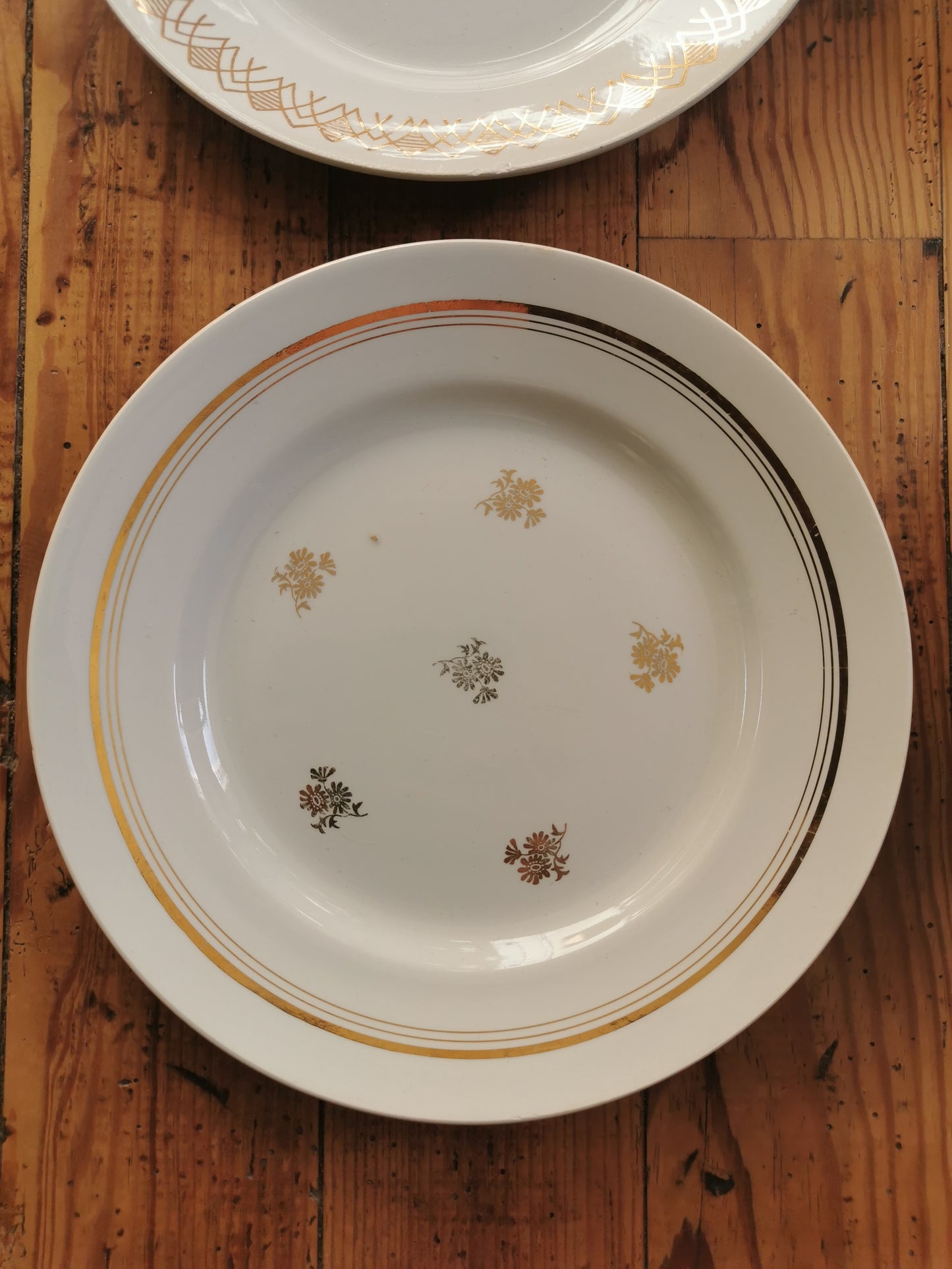 Assiettes plates vintage dépareillées, blanc et doré II