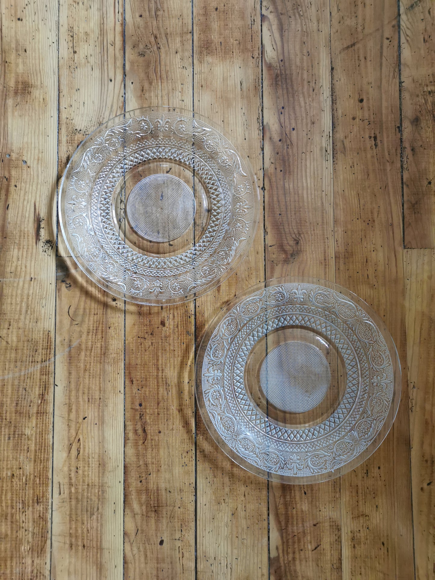 Assiettes en verre ciselé