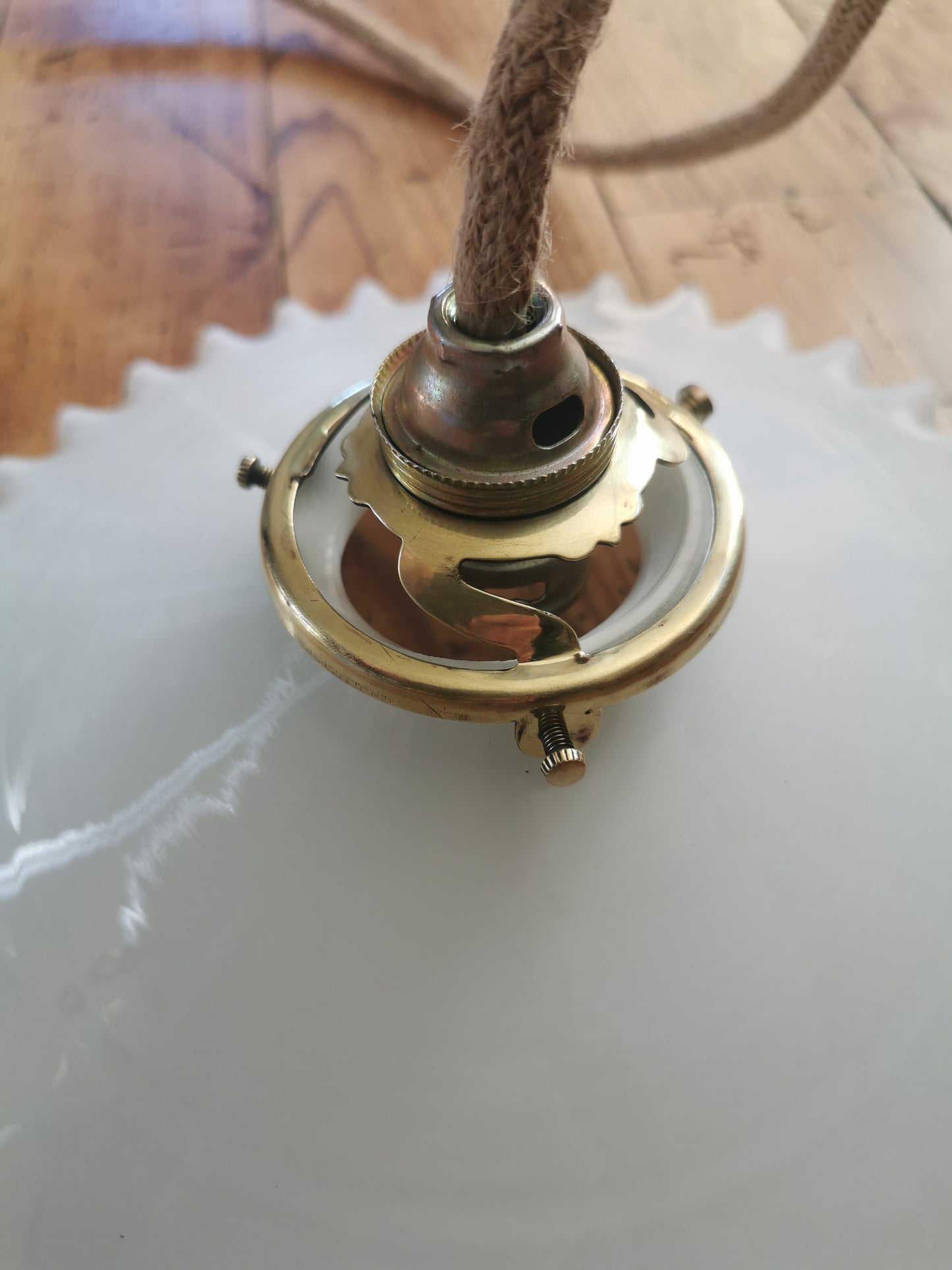 Suspension en opaline dentelée