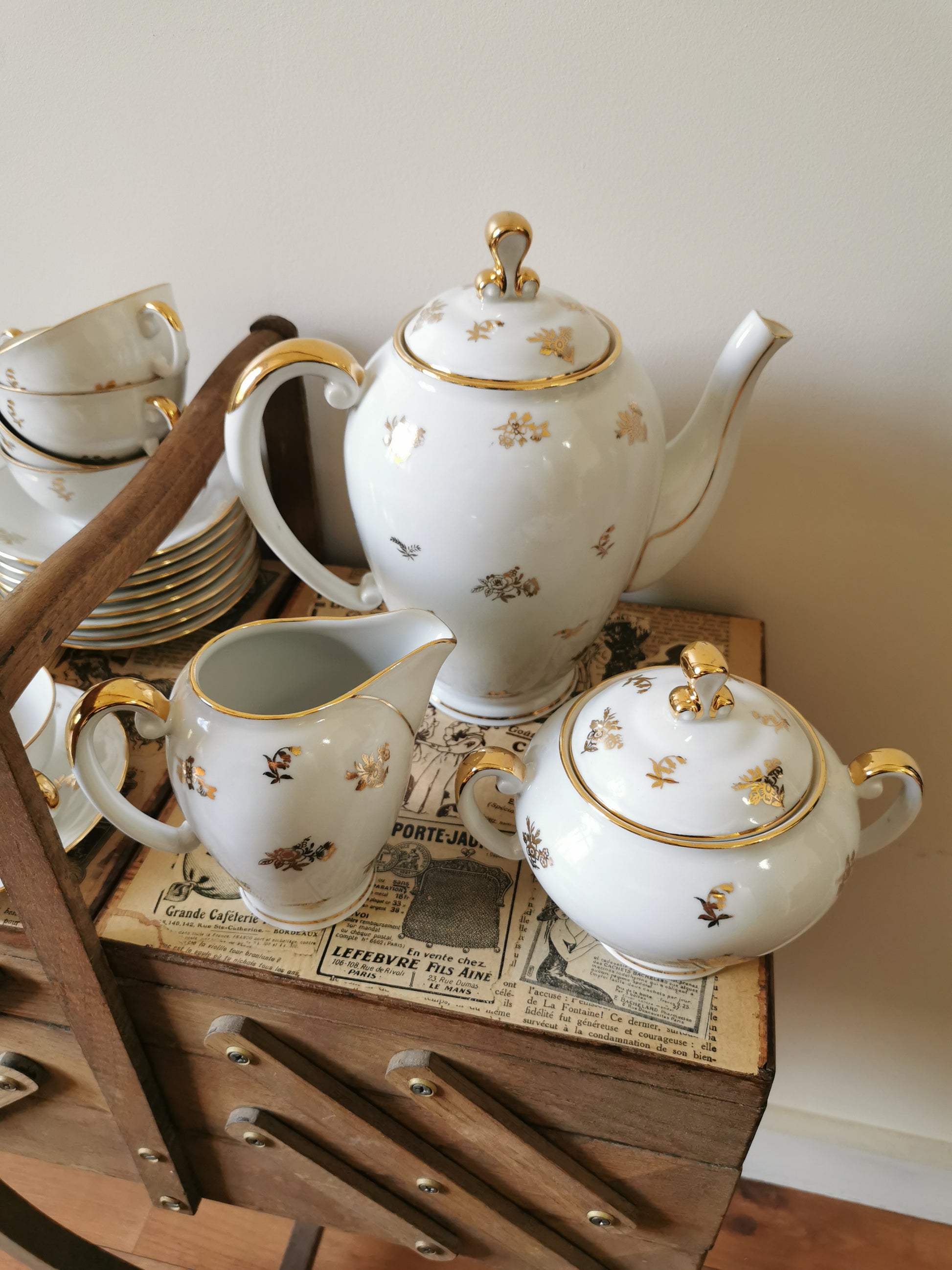 Incrustation d'Or, Service à Thé Ou Café En Porcelaine De Limoges Blanche Et Doré - Le Grenier d'Augustine Incrustation d'Or, Service à Thé Ou Café En Porcelaine De Limoges Blanche Et Doré - Le Grenier d'Augustine