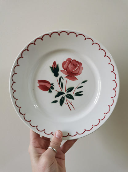 Assiettes plates Badonviller, rose rouge