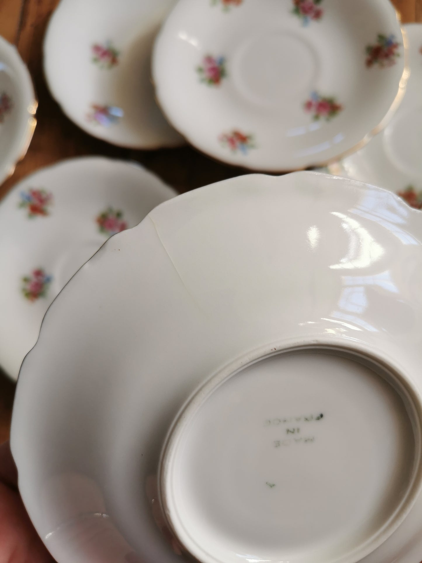 Sous-tasses fleuries en porcelaine