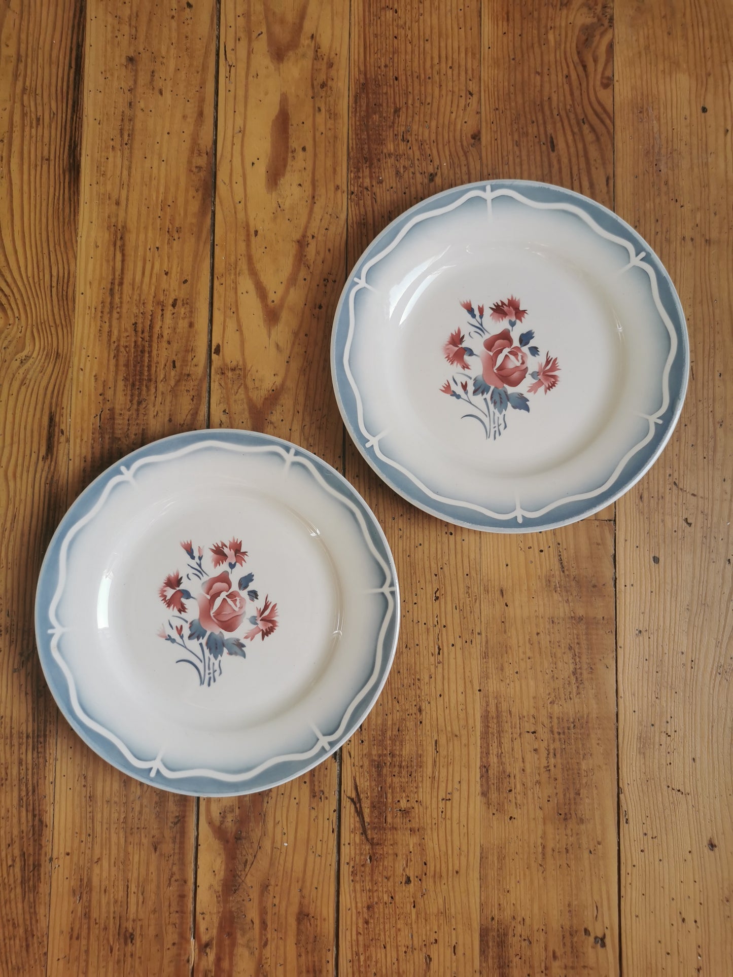 Assiettes plates rétro dépareillées