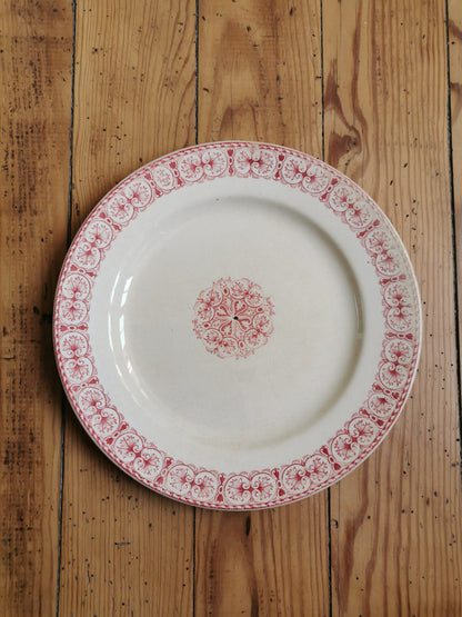 Assiettes plates anciennes en terre de fer, Moscovite