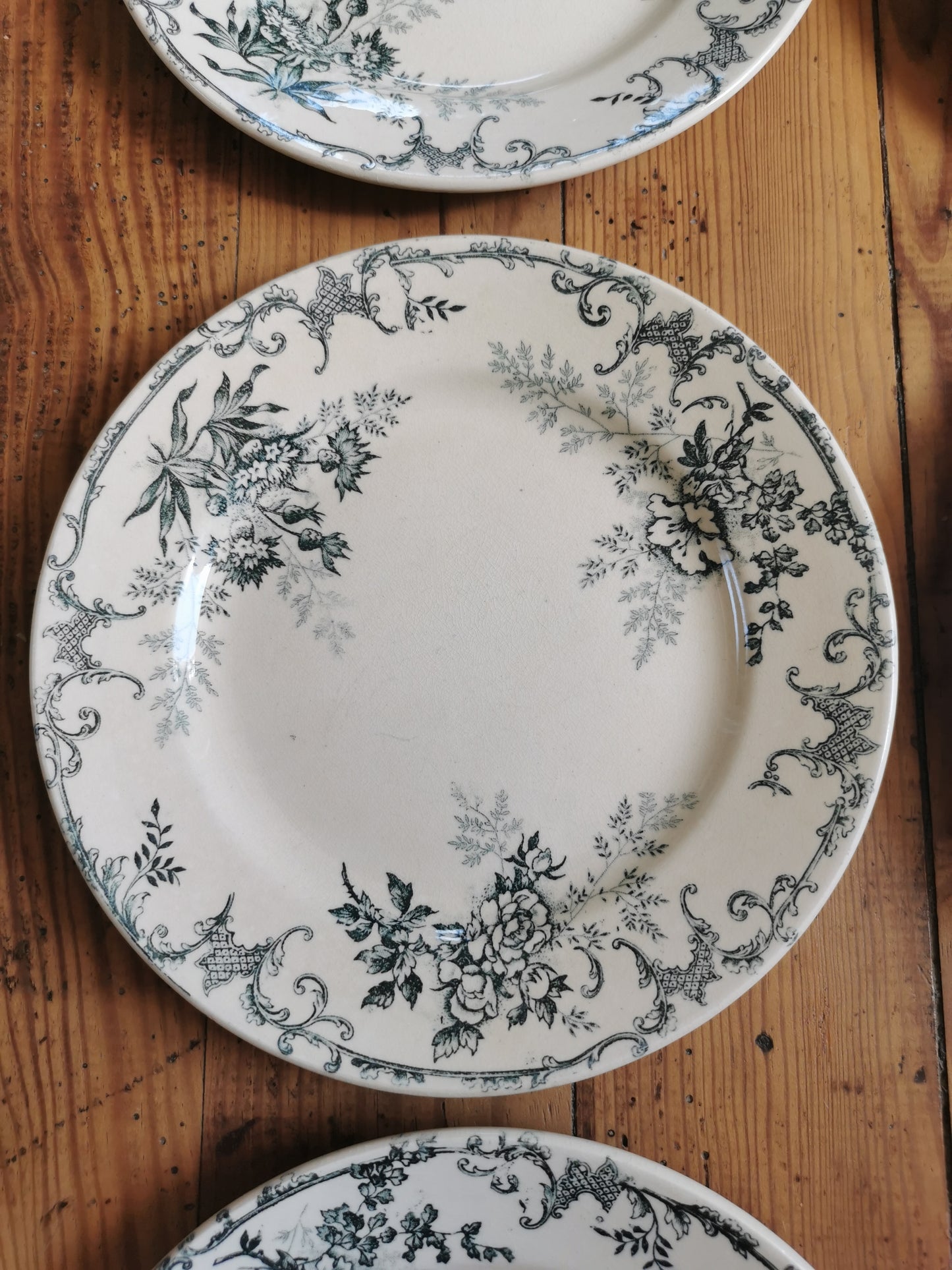 Assiettes à dessert en terre de fer, H.C