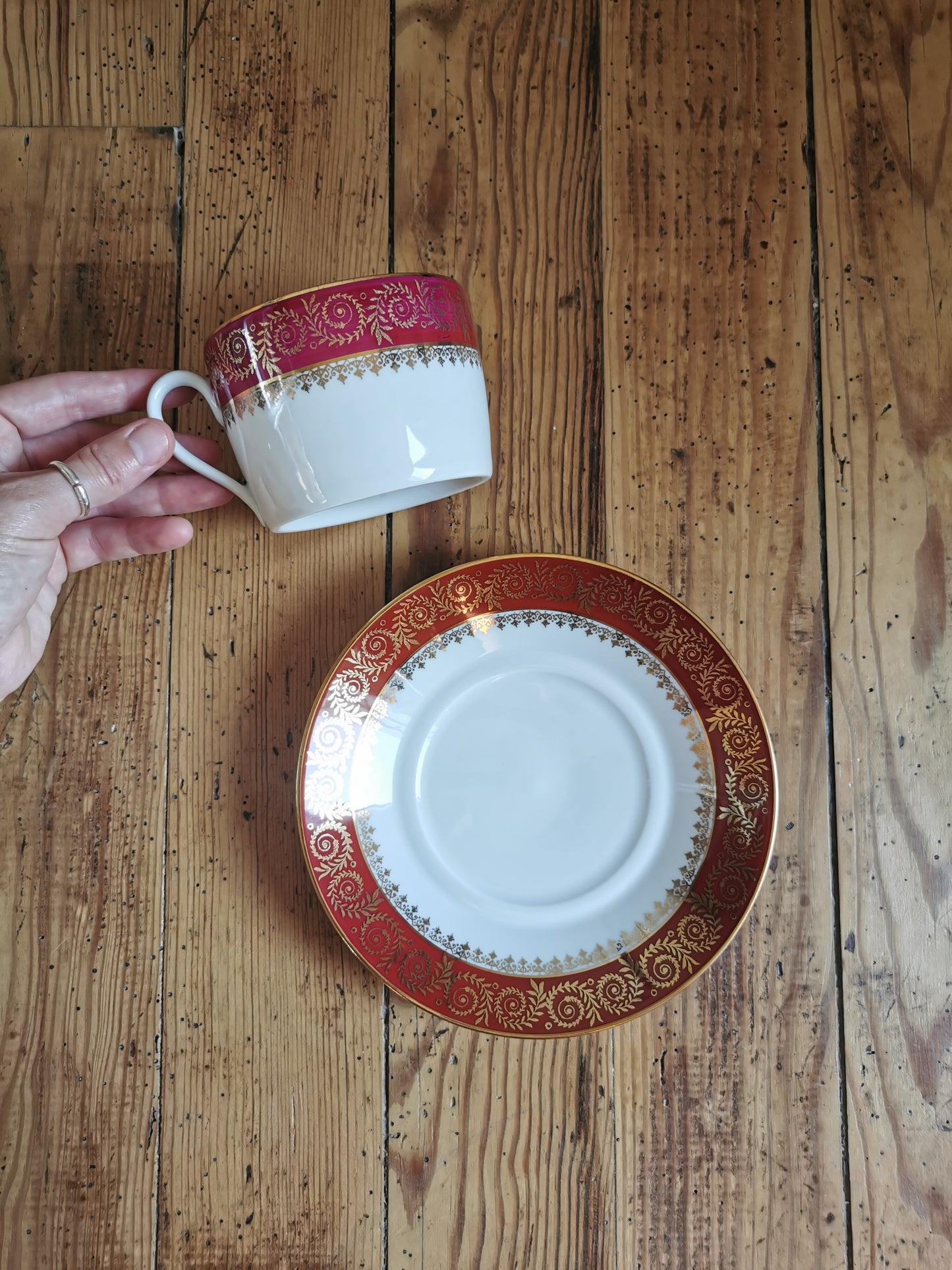 Grandes tasses porcelaine de Limoges, rouges et dorées