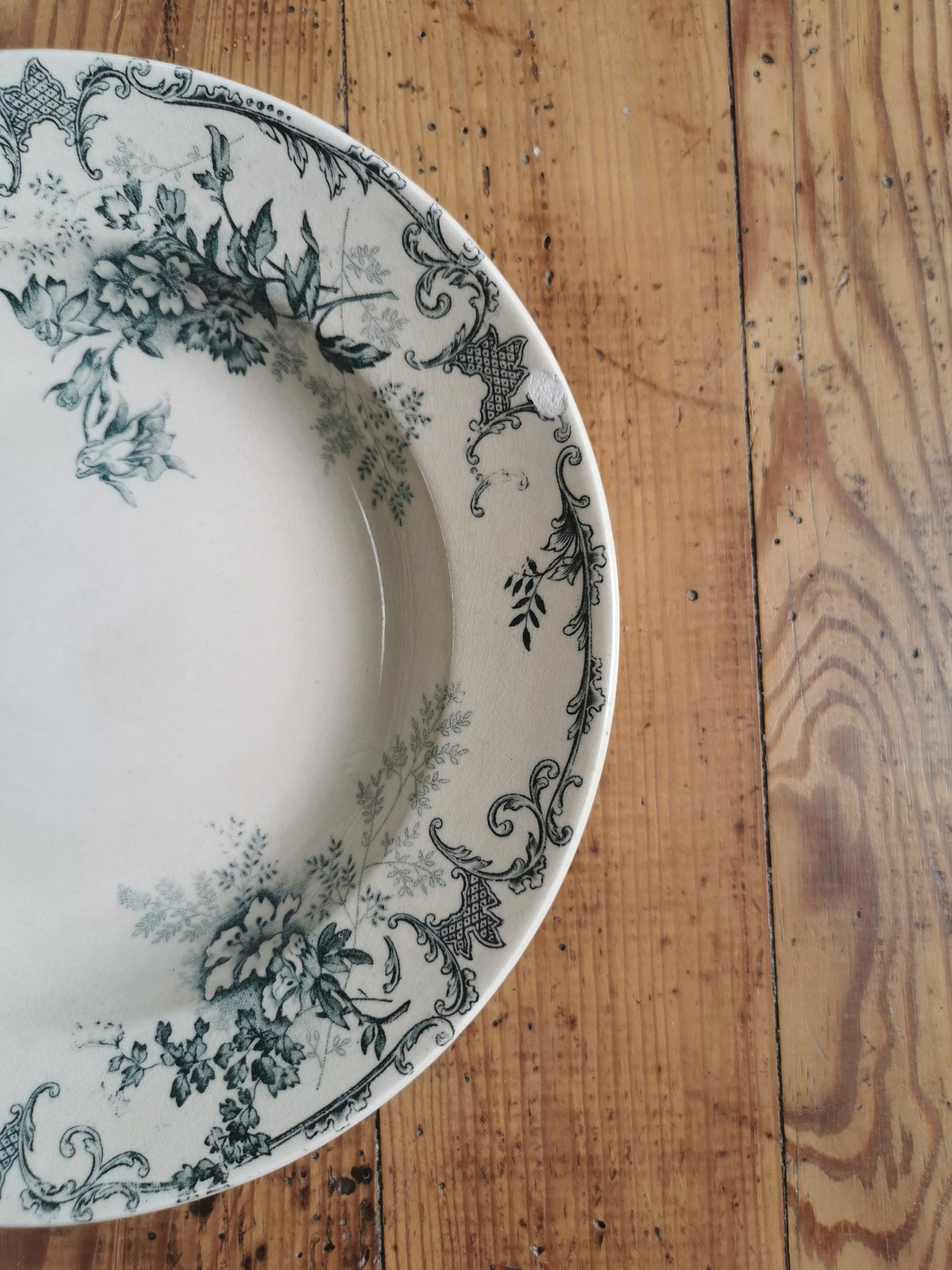 Assiettes creuses en terre de fer, H.C