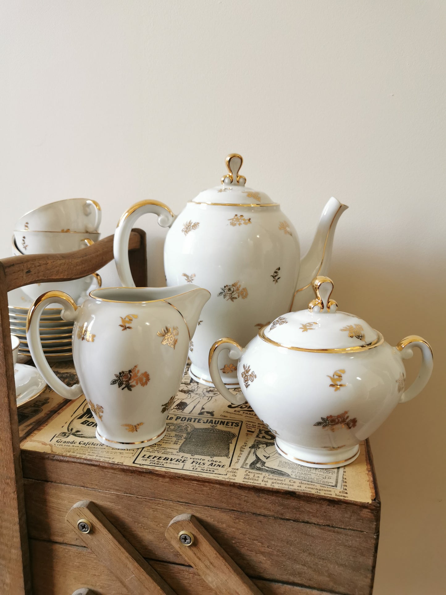 Service à café porcelaine S.F.P, blanc et doré