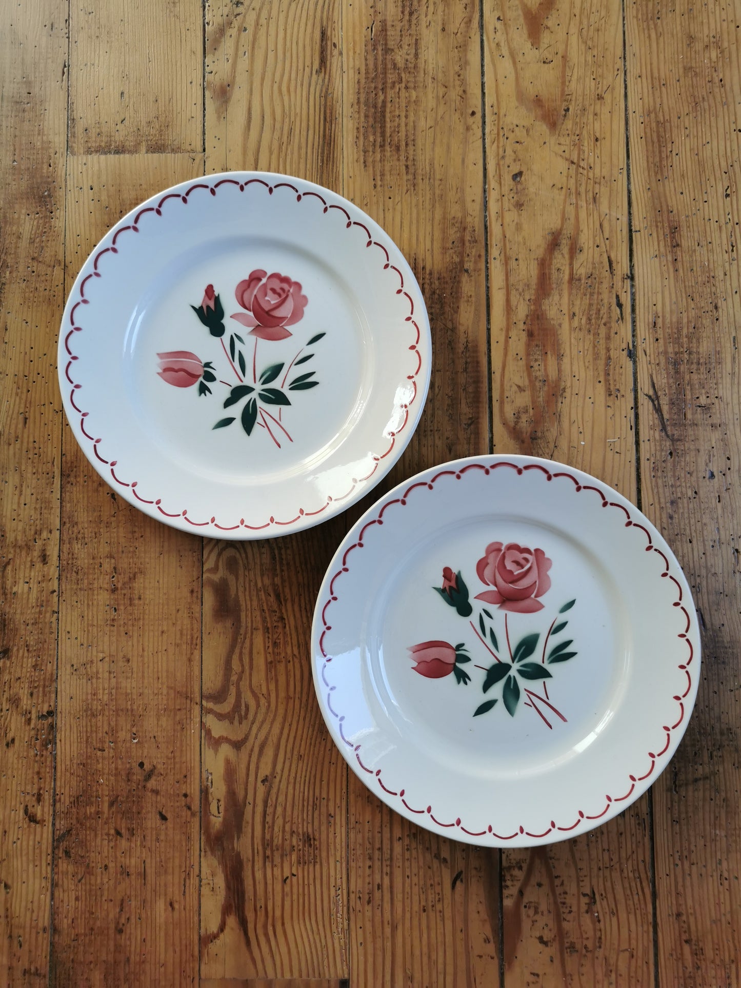 Assiettes plates vintage Badonviller rose rouge