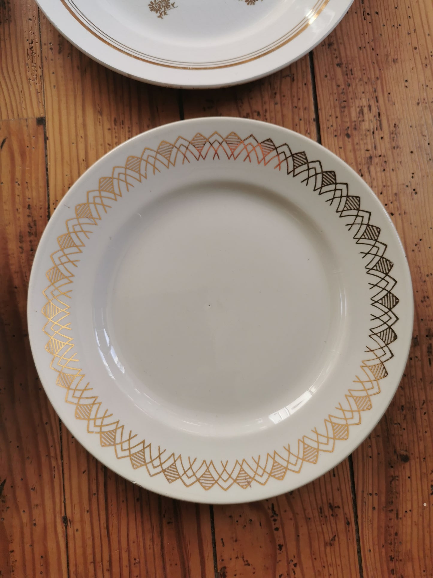 Assiettes plates vintage dépareillées, blanc et doré II