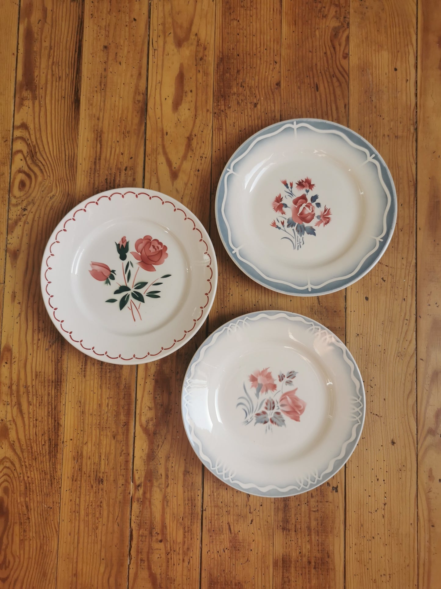 Assiettes plates rétro dépareillées