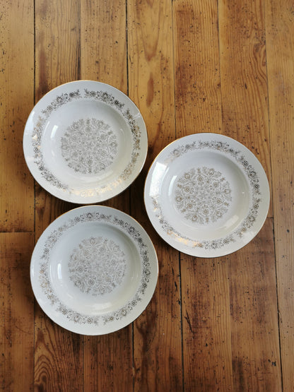 Assiettes creuses vintage dépareillées, blanc et doré II